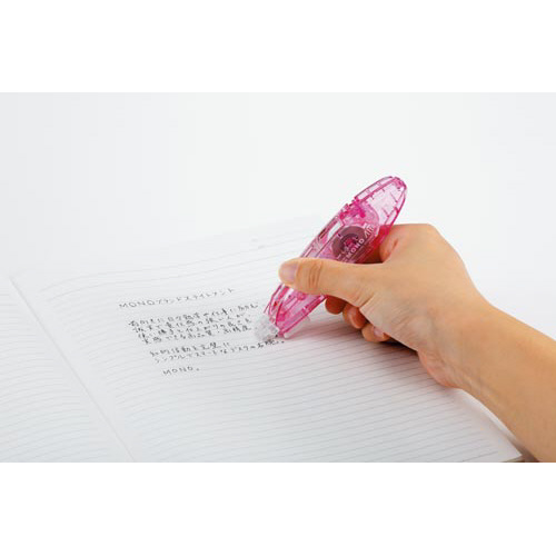 修正テープ モノエアーペン型詰替式 5mm幅ピンク ペン型の修正テープが正面から見える状態、鮮やかなピンク色が強調されている。
