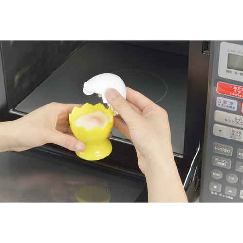 半熟たまご調理器 半熟玉子 半熟王子 レジたまちゃん 電子レンジ対応 調理器具の透明な本体と表面に施された計量の目盛りが見える状態