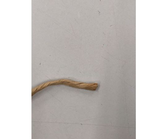 荷造り紐　紙ヒモ　#15×約50m　クラフト クラフト紙のヒモが巻かれている状態、中央部分が明るく解放感のあるチューブに固定されている様子。