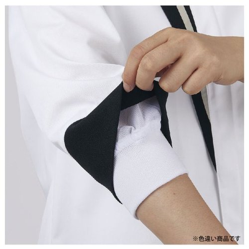 コックコート 兼用 7分袖 黒/グレー 袖ネット SS 住商モンブラン 立体的に広がる黒とグレーのコックコート、袖にメッシュ素材が施されている様子。