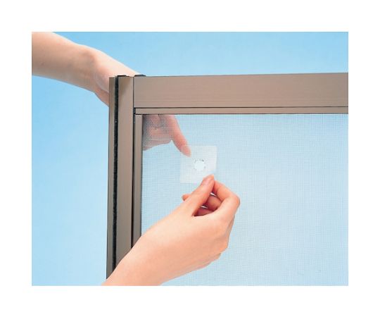 網戸補修テープ 1パック（4枚入） パッケージが斜め上から撮影されており、内容物が鮮明に見える状態。