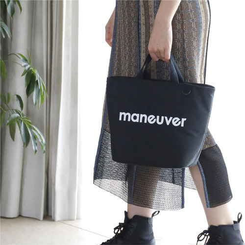 ランチバッグ　保冷ランチトートバッグ　maneuver　M　ブラック 側面から見たファスナー付きバッグ、持ち手のデザインが際立つ。