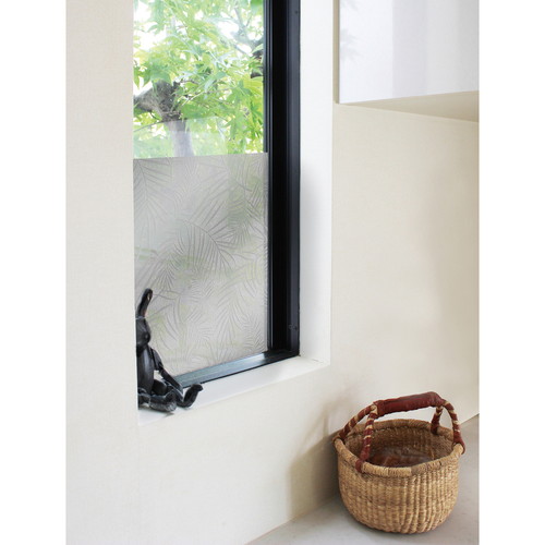 窓デコ　MDL-02　46cmx90cm　シルバー 商品が貼られた窓面の横からの視点、シルバーのしわがけのある質感が見える状態