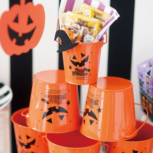 フラワー什器 ブラックハロウィンブリキバケツ-S(6個) ヘッズ 黒いブリキバケツが6個並べられ、ハロウィンのデザインが施された様子