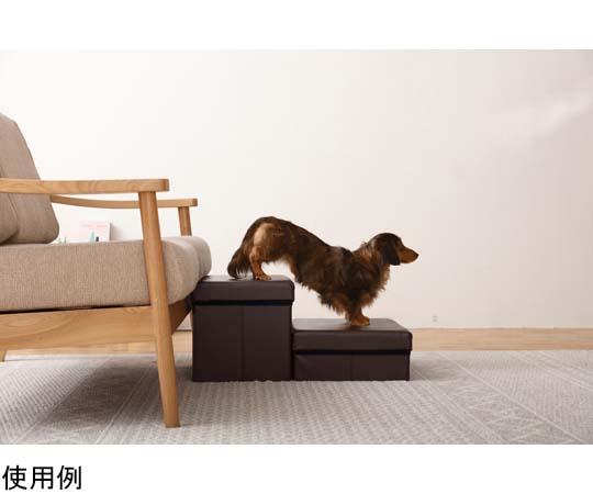 ペットステップ ブラウン 木製の階段が斜めから見える状態、滑り止めのラバー付きで安定感がある様子。
