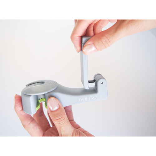 スマホホルダー　matka　ヘッドレストフック　グレー グレーのヘッドレストに取り付けられたスマホホルダーの側面が見える状態