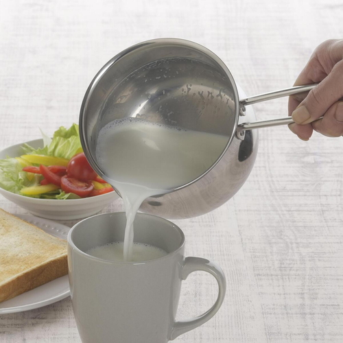食洗機で洗えてきれいに注げるミルクパン12cm シンプルなデザインのミルクパンが斜めから見える状態。