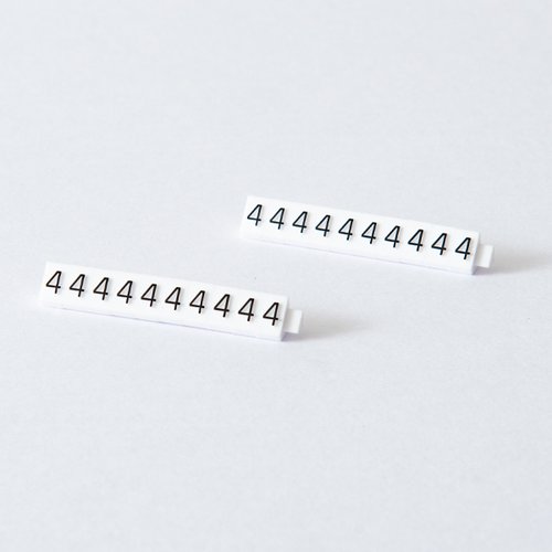 陳列備品 ニュープライスキューブ補充M用(20粒) 白/黒 4 友屋 白と黒の補充用パーツが整然と並び、均等に配置された状態
