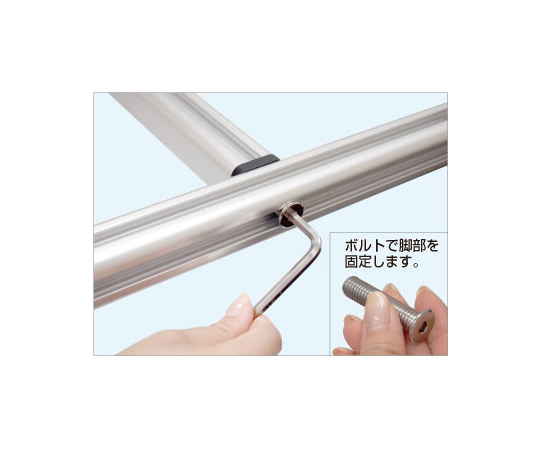 フロアバリウススタンド　N型　アクリルタイプ　B2横 透明なアクリル素材の縦型スタンドが立っている様子