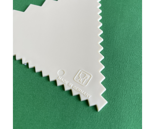 スケッパー 三角デコレ 93×83mm 表面が滑らかで、鮮やかな色の三角形が並んでいる様子