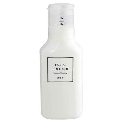 押して計量詰替えボトル　600ml 透明なボトルが白いキャップと共に配置されている様子
