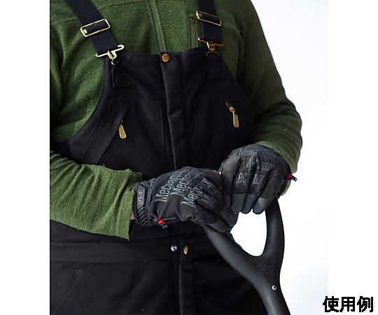 [M] メカニクスグローブ(耐水防寒/合成革) 表面に細かいステッチが施された合成革の手袋が立体的に配置されている様子