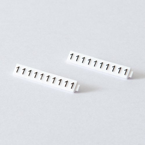 陳列備品 ニュープライスキューブ補充S用(20粒) 白/黒 1 友屋 正面から撮影された白と黒の補充用パーツが並べられた状態