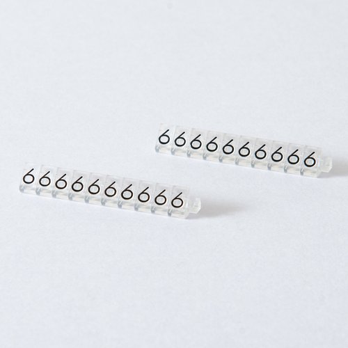 陳列備品 ニュープライスキューブ補充M用(20粒) 透明/黒 6 友屋 透明と黒のパーツが混在する20粒の配置状態