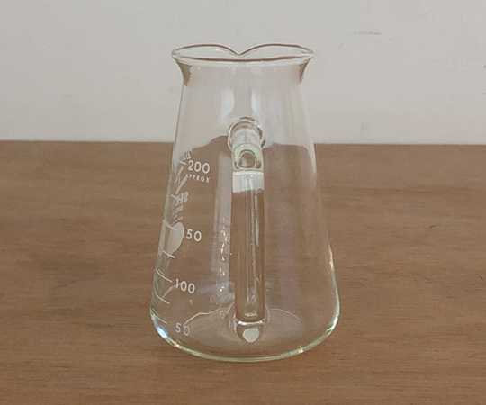 取っ手付きコニカルビーカー 200ml 透明なビーカーが真上から撮影され、取っ手がしっかりと見える状態