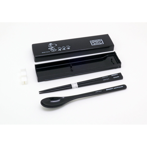コンビセット　引きフタコンビ　スヌーピーBlack　各180mm ブラックのスヌーピーデザインが施された商品の上面が見える状態で、引きフタの部分が開かれた様子。