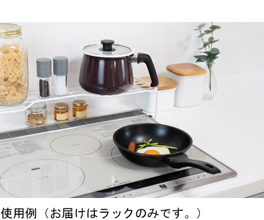 かちこれ コンロ奥ラック 傾斜のある棚に置かれたコンロ奥のラック、収納スペースが見える状態