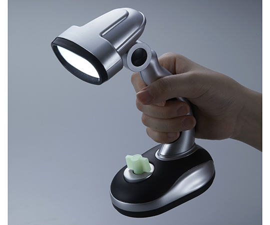 調光式LED軽量スタンドライト スリムなデザインのスタンドライトが明るく輝いている様子