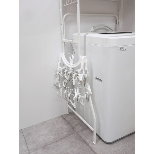 ラクMAX　アルミ角ハンガー長ピンチ32P ピンチの配置が整然としたアルミ製ハンガーの角度からのショット