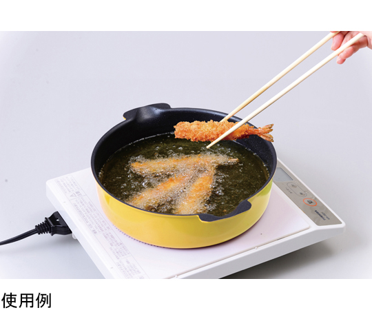 ToMay 2WAYマルチパン 24cm Y 商品の表面が光沢を放つ状態で、持ち手が特徴的に見える角度