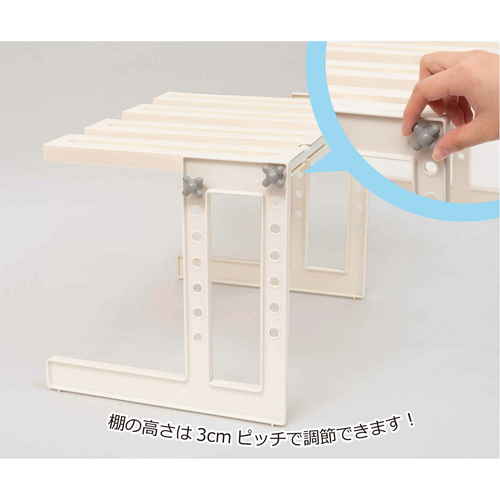 洗面所収納　洗面下フリーラック　伸縮タイプ　Sサイズ 収納スペースに設置された伸縮可能なラックの前面が見える状態。