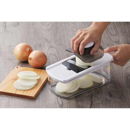 野菜調理器　8点セット　みじん切り　スライサー　細切り　安全ホルダー付き 鮮やかな色の調理器具が整然と並んでいる様子、各種刃物が付属していることが確認できる状態