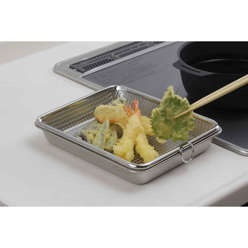 バット&ザル　揚げ物バット&油切りザル 金属製のバットとザルが隣接して並んでいる様子、ザルの底には小さな穴が開いている。