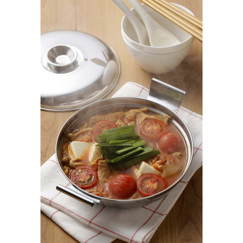 両手鍋　鍋焼きうどん&よせ鍋 艶やかな表面を持つ深い鍋がテーブルに置かれており、具材がたっぷりと盛り付けられた様子。