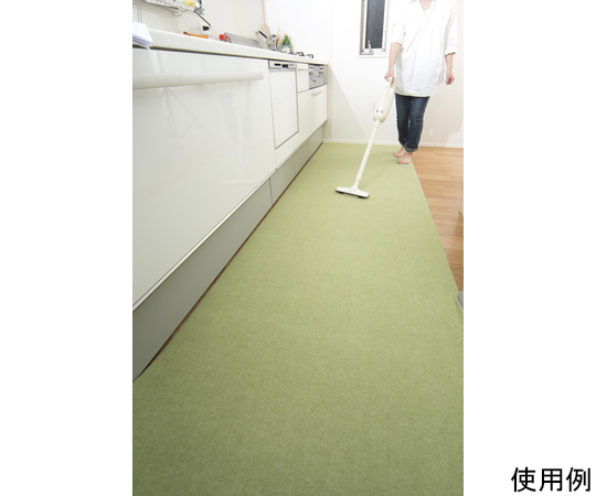おくだけ吸着ロングマット　90×600cm　グリーン 鮮やかなグリーンの長マットが床にしっかりと敷かれている様子