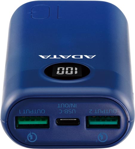 10000mAh モバイルバッテリー ブルー 鮮やかな青色のモバイルバッテリーが横向きで置かれている様子