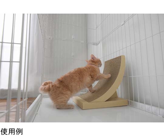 猫の爪とぎ アーチタイプ ナチュラル 斜めから見ると、アーチ状のデザインが際立ち、底面に自然素材のベースが見える状態。