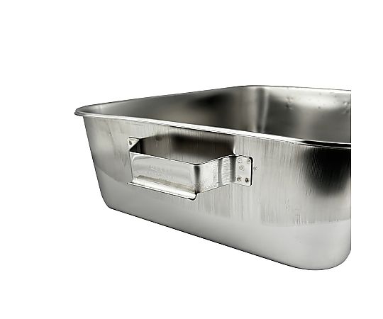 18-8 給食バット 半カールフラットフランジタイプ 固定ハンドル 深さ140mm 光沢のある金属製の容器が固定ハンドルとともに立てて置かれている状態