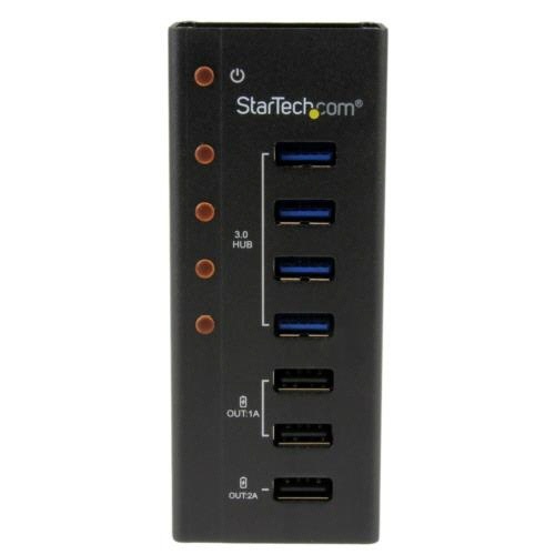 4ポート　USB3.0ハブ　充電用USBポート搭載　壁取付け用ブラケット付属　ブラック　1個 壁取り付け用ブラケットが付いたコンパクトなUSBハブの正面と側面が見える状態