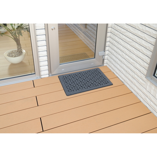 玄関マット　40x60cm　厚さ8mm　屋外用　クローバー柄 緑のクローバーが描かれたマットの正面、周囲に紺色の縁取りが施されている。