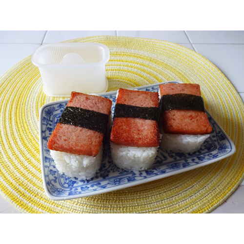 ランチョンミートむすびメーカー　ポークミート　豚肉　キッチン便利グッズ　調理用品 鮮やかな色合いのパッケージが斜めから見える状態