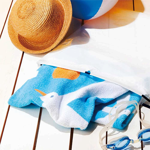 口を閉じられる透明な巾着ポリ袋