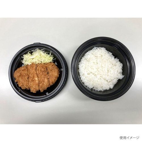 どんぶり容器 TNパイン17 黒本体 シーピー化成 黒いどんぶり容器がテーブル上に置かれ、周囲に柔らかな光が当たる様子