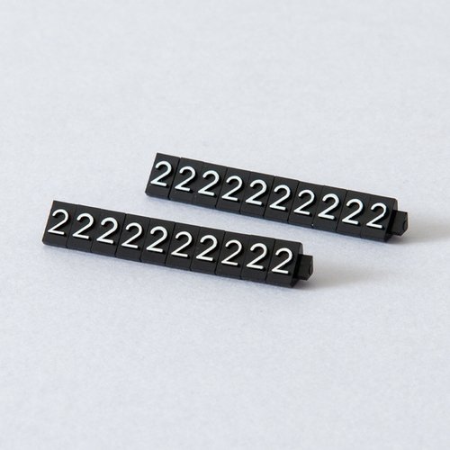 陳列備品 ニュープライスキューブ補充S用(20粒) 黒/白 2 友屋 複数の黒と白の補充粒が整然と並んでいる様子