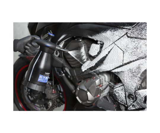 蓄圧式スプレー　A-TYPE1.5　PRO　FOAMER　VITON 透明なタンクとスプレーヘッドが目立つ、斜めからのショット