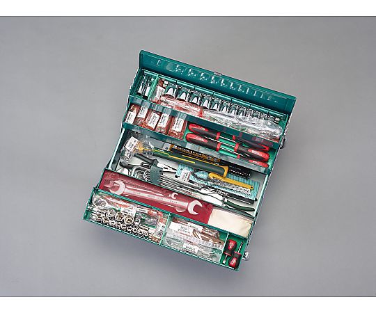 [83点] フォークリフト整備用工具セット 工具が整然と並ぶ作業台の様子
