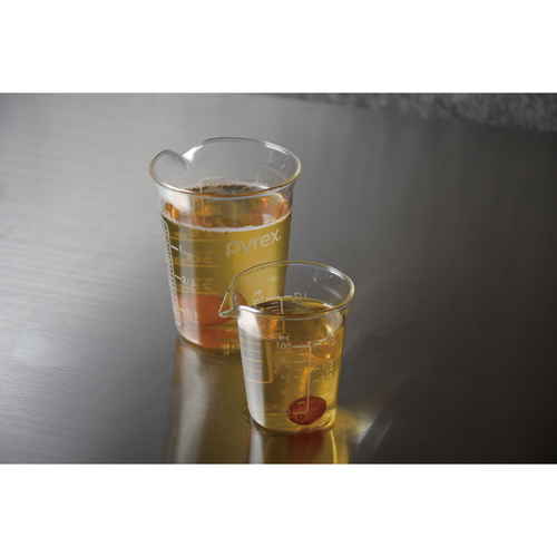 PYREX　計量カップ　250ml　メジャーカップ　ホワイト 透明な計量カップが正面から撮影されており、容量が目盛りで示されている様子。
