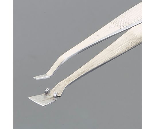 120mm/ 37S WAFER用ピンセット(ステンレス製) 金属製のピンセットが滑らかに光を反射し、先端が細く尖っている様子