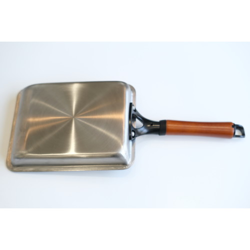 卵焼き器　ファストクック　2層鋼ダイヤモンドコート玉子焼13×18cm テフロンコーティングの表面が光沢を持ち、スタイリッシュなデザインで、平らな底面が見える状態