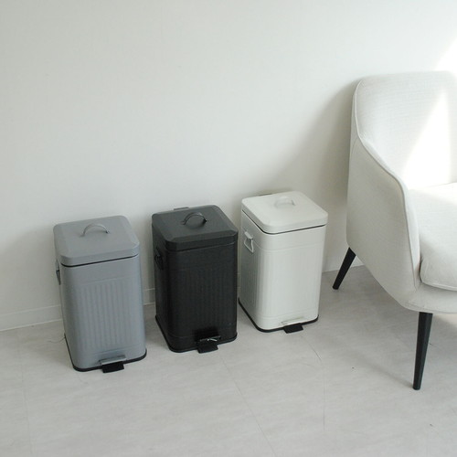 ゴミ箱　Galva　ダストボックス　スクエア　12L　マットホワイト 直立したマットホワイトのスクエア型ダストボックスが、シンプルで洗練されたデザインを強調している様子。