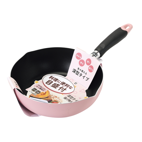フライパン　24cm　IH対応　目盛付き　ふっ素加工　ピンク 淡いピンク色のフライパンが斜めから見える状態、目盛りが施された内部とふっ素加工の表面が際立つ。