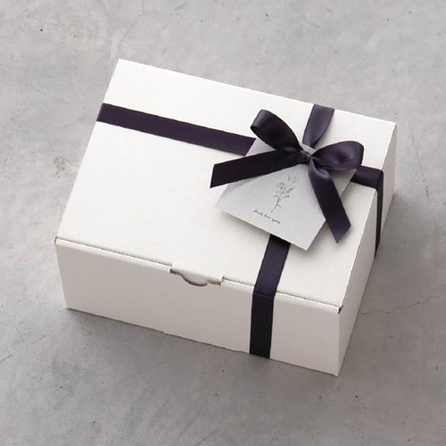 ギフト箱 MOW-GB3 無地オフホワイトギフトボックス-3(10枚) ヘッズ ギフトボックスが平らに並べられた状態、無地のオフホワイト色でシンプルなデザインが特徴。