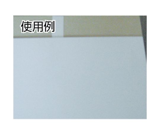 発泡体基材両面テープ 瞬間接着タイプ ホワイト 幅20mm×長さ10m 厚さ1mm パッケージ正面に位置するテープが真っ白な背景の上に置かれている状態