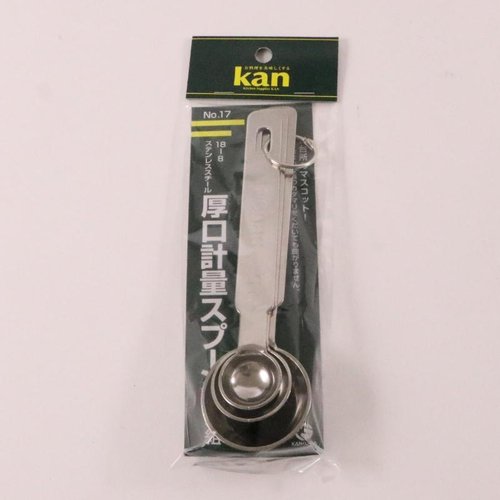 調理用品 kan 18-8厚口計量スプーン 3本組 カンダ 金属製のスプーンが横に並び、取っ手の質感が際立つ様子
