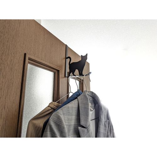 ドアフック　キャットドアフック　おさんぽ　ねこ　スチール　クロ 黒色のスチール製フックが、壁に取り付けられた状態