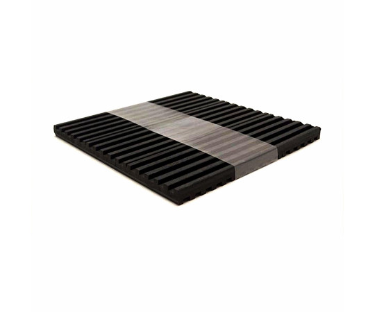 防振ゴムA　10×150×150mm 黒の防振ゴムが横向きに置かれた状態、周りには何もないシンプルなシーン。
